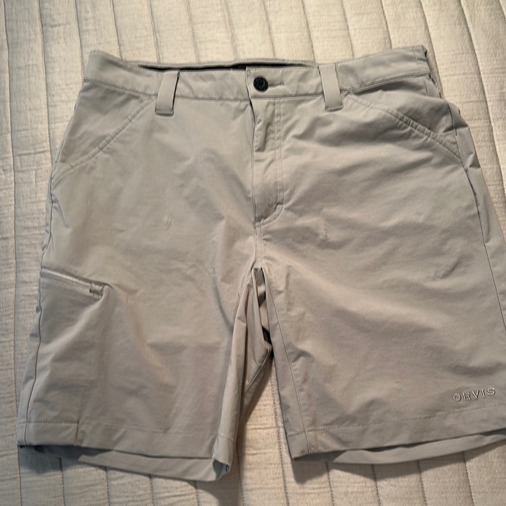 Orvis Gray Cargo Shorts with Relaxed Fit. Size 34